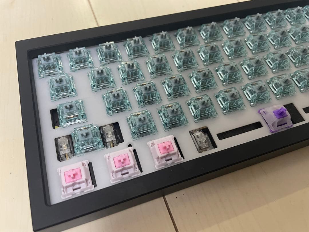 QK65 Black White 自作キーボード　ホットスワップ　メカニカル